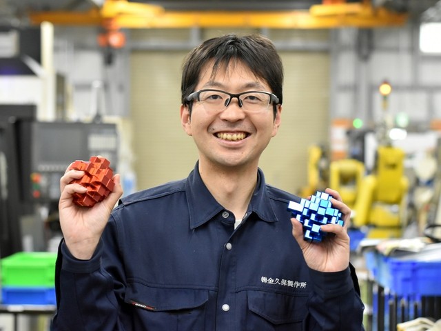 遊び感覚で自由に作った製品を持つ金久保製作所3代目の武野谷翔吾さん