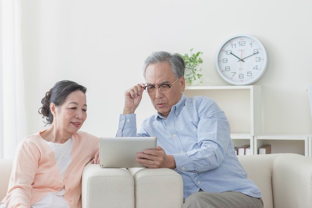 相談する夫婦
