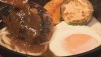 肉肉しいのに柔らかい!とろ~り卵とまん丸ハンバーグでお月見を 高松市【ほっとマルシェ】
