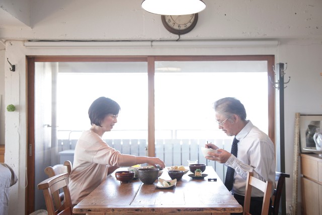 出勤前に朝食を頂くミドル夫婦
