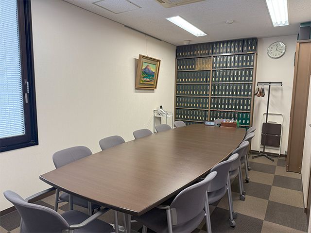 191590 鴨川法律事務所3 会議中