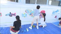 海の生き物いっぱいにぎやかに!子どもたちが“彩る”市場の壁 高松市中央卸売市場