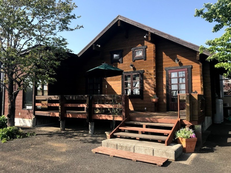 シェルターから車で10分ほどの場所にある保護犬カフェ。昨年度1年間で2400人以上の方が来訪。里親希望の方だけでなく、一般市民の方への啓発や教育の場の役割も担う