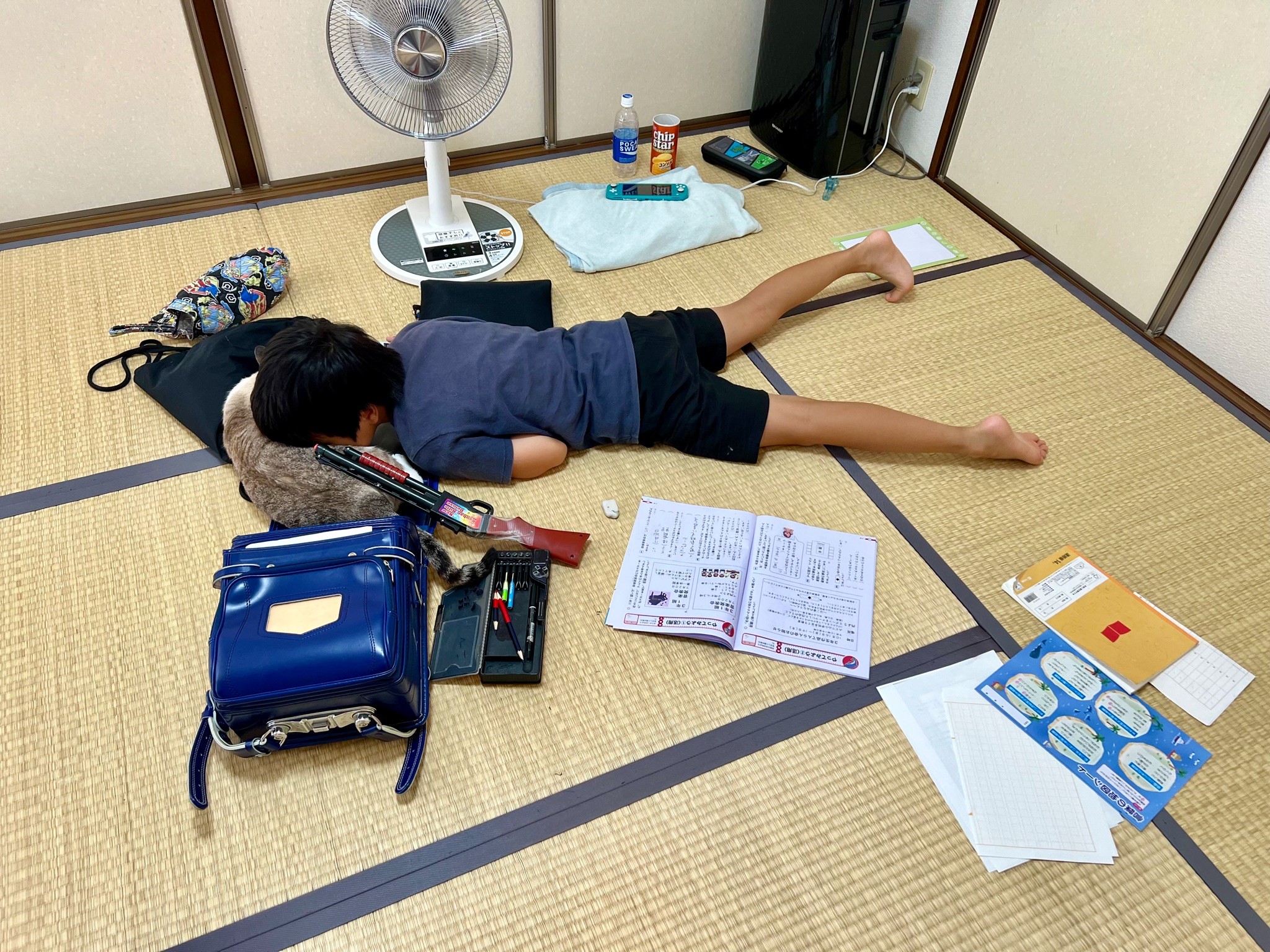 宿題にゲーム、猫にお菓子 周りに全てを並べた息子に母は「親子やなぁ…」