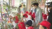 園児が駅で七夕の飾り付け JR四国の観光列車「四国まんなか千年ものがたり」のアテンダントと協力 香川・まんのう町
