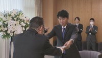 伊原木隆太さんに当選証書 決意新たに岡山県知事4期目へ「少子化対策は大胆に」