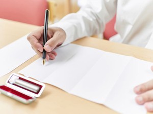 遺言で生命保険の受取人を変更はできる? 注意点や第三者への変更について弁護士が解説