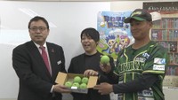大谷翔平選手のグラブのプレゼントに合わせ 香川オリーブガイナーズが小学校にボール寄贈