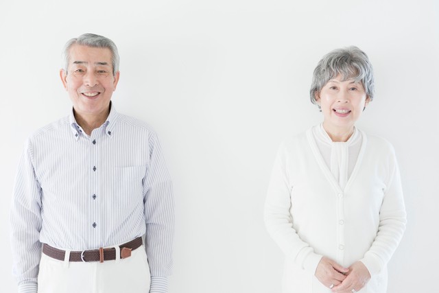 並ぶシニア男性と女性