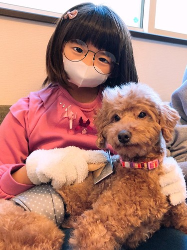 迎えた当初、実優ちゃんは眼鏡にマスクに軍手と”重装備”で接した。少し緊張気味…