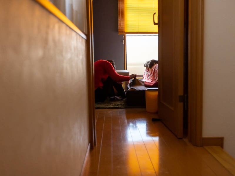 一方、八丁とつみきはベッドの下で籠城