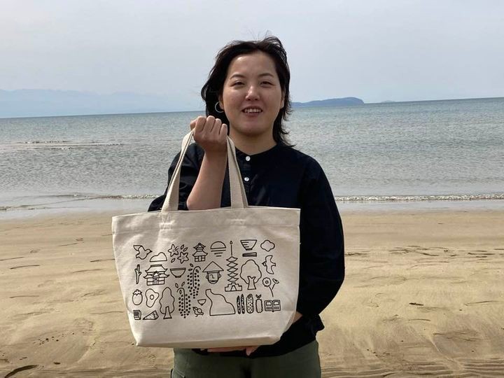 ふるさと香川の風景をデザイン 無印良品とのコラボで「父母ヶ浜」の三豊を描く
