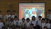 小学校で假屋崎省吾さんの生け花教室 特産のリンドウなどを思い思いに生けよう 岡山・新見市