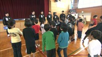 被災地の子どもたちに元気を プロバスケ選手が小学校で教室 倉敷市