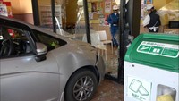 車が突っ込み店のガラス割れる イートインコーナーにいた女子中学生3人がけが 岡山・津山市