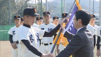 〈新型コロナ〉春のセンバツ 香川・尽誠学園に選抜旗 授与式はベンチ入りメンバーのみ参加
