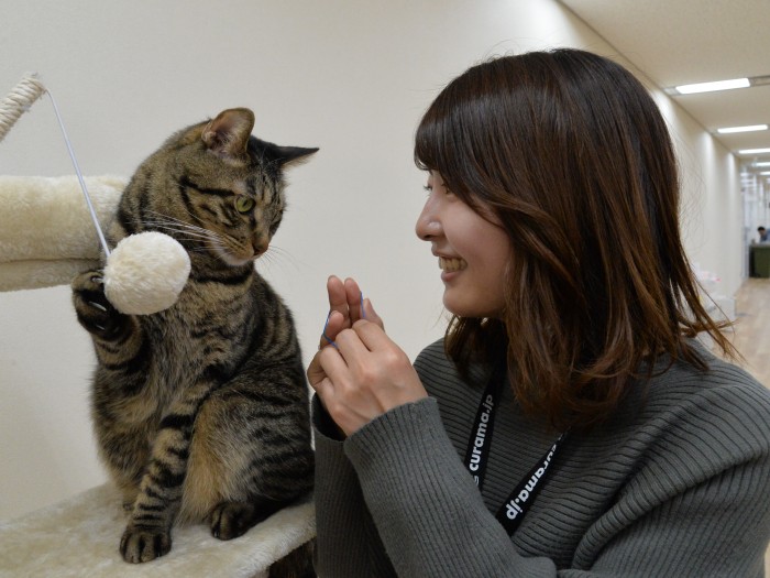 小滝さんをじ~っと見るジャンゴ(小林郁人撮影)