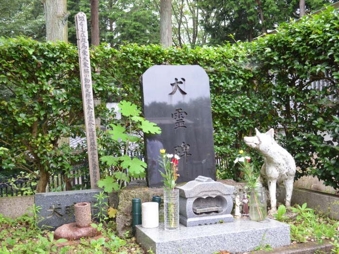 亡くなった動物たちを弔う慰霊碑