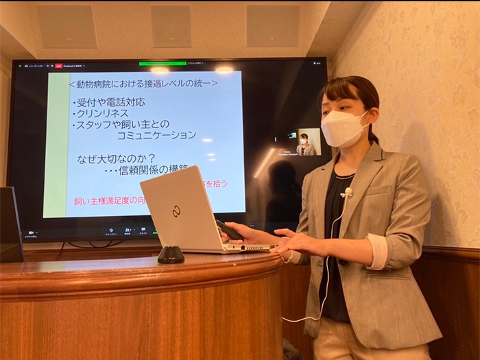 動物病院に招かれておこなった院内セミナー。キャリアデザインや接遇などをテーマに、セミナーや講演をする機会も多い(仲地さん提供)