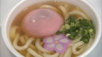 白いうどんに赤い具材…「年明けうどん」をPR!全国のご当地うどんが高松に集合