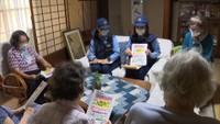 警察官が高齢者の家を訪問 カードケース配布で特殊詐欺防止を呼び掛け 岡山・倉敷市