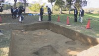古代吉備の王が眠る石室か?! 岡山・造山古墳に香川県産の安山岩の板石、発掘調査で発見