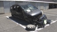 現場はゆるいカーブを下った先…交通島に衝突し少年2人重体 岡山県警などが事故現場を点検