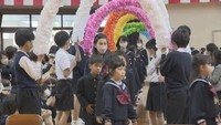 高松市の公立小学校で入学式 4年ぶりに6年生が新1年生を連れ入場