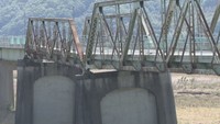 橋脚が傾き路面に亀裂…高梁川に架かる自転車・歩行者用の橋が通行止めに 大雨が影響か 岡山