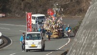 「とにかくコロナ退散!」太鼓の音を響かせ練り歩く「とんど祭り」 岡山・高梁市