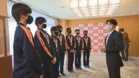 春高バレーで優勝した就実高校女子バレーボール部 岡山県知事に笑顔で報告