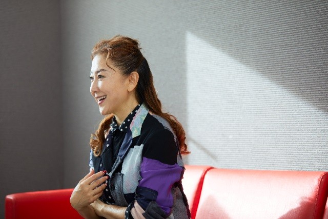 東ちづるさん (下)2 ソファで語る
