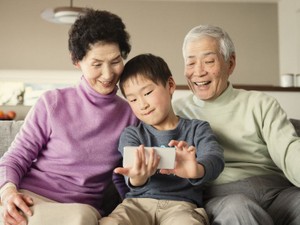 故人のスマホ、通信契約は解除する?引き継ぐ? 形見として残すには……