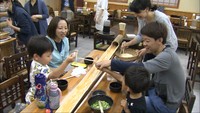 「おー!とれた!」 麺の産地・鴨方で子どもたちがそうめん流し体験 岡山