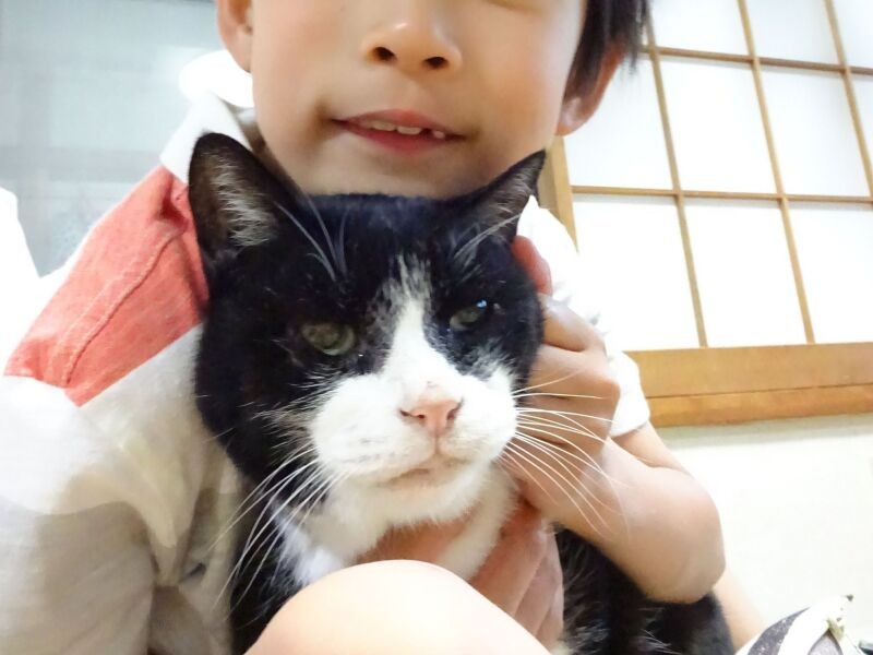 8歳の時のはる君と(佐藤さん提供)