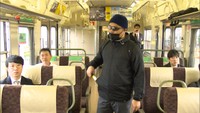 防護用かばんで刃物男に対応 列車内でのテロに備え訓練「自らの命も守れるように」 倉敷市・JR児島駅
