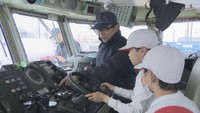 小学生が巡視艇を見学 夏を前に「海で安全に遊ぶ方法」を学ぶ 香川