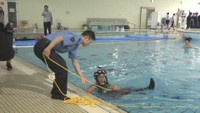 警察官が消防士から水難救助の初動を学ぶ 水難事故が増える時期に合わせ合同訓練 岡山市