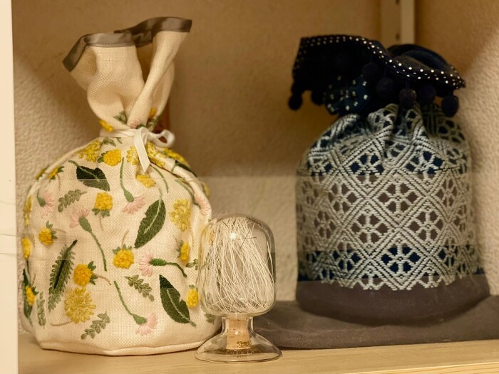 ショコラとマロンのお骨入れは手作り、かおりさんが心を込めて縫ったきれい刺繍(ししゅう)が施されています。お空で喜んでいますね(かおりさん提供)