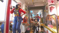 クリスマス仕様の「チャギントン電車」にレッツライド! ツリーやリースでかわいく華やかに 岡山市