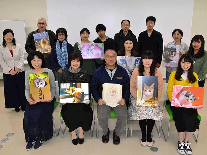 表彰された入選者ら=大分市廻栖野