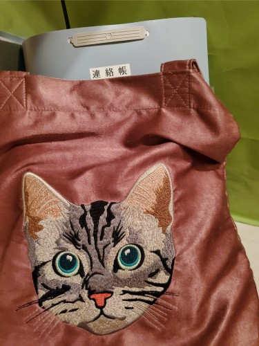 母が普段、デイサービスに行く時に使っているバッグ。本当に猫が好きなんです