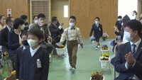 岡山県内11市町村の小学校で入学式 保護者に見守られ元気いっぱい