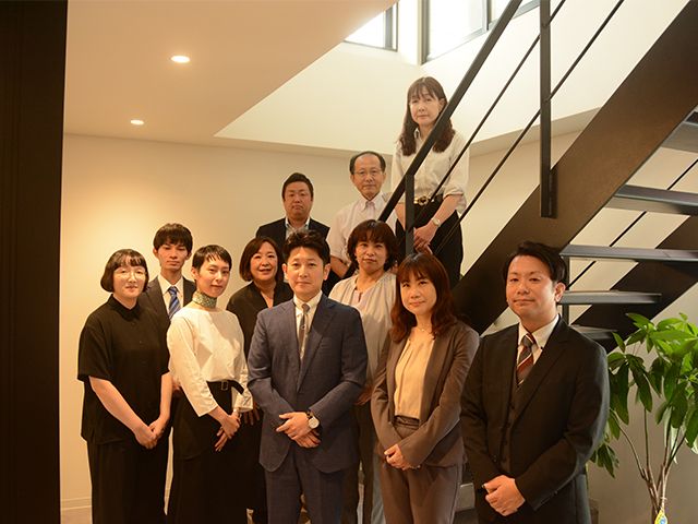 190954-司法書士法人いわさき総合事務所-相続会議中③集合写真差替え(階段)
