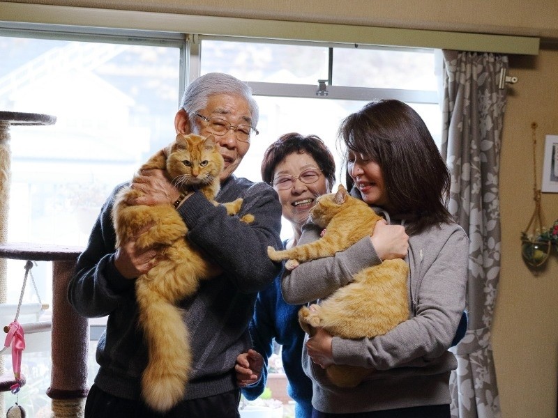 娘のあつえさん〈右)から両親に託された2匹