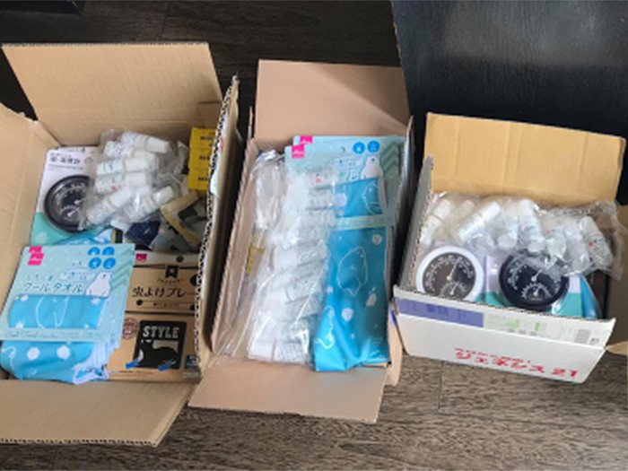 温度計、湿度計、ペットの目の洗浄剤なども送る(西村さん提供)