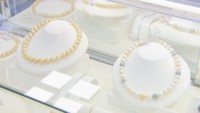 正装にもカジュアルにも使える 真珠のアクセサリーなど並ぶ展示即売会 高松市