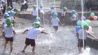 総社市中心部の公園で噴水が稼働 子どもたちが水遊び楽しむ 岡山