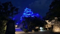 岡山城をブルーにライトアップ 9月23日の「手話言語の国際デー」にあわせ 岡山