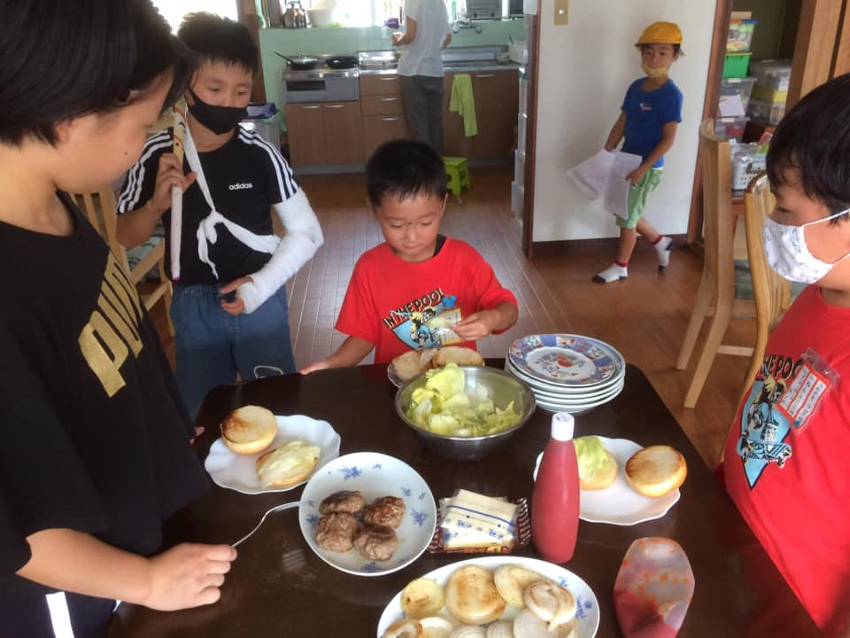 ハンバーガーづくりで「自由」を学ぶ子どもたち 「放課後クラブ三粒の種」で大事にしていることとは?